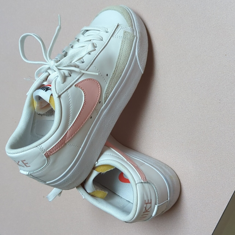🔥 Nike White and Pink Blazer Low Platform Sneakers Women's Size 8.5